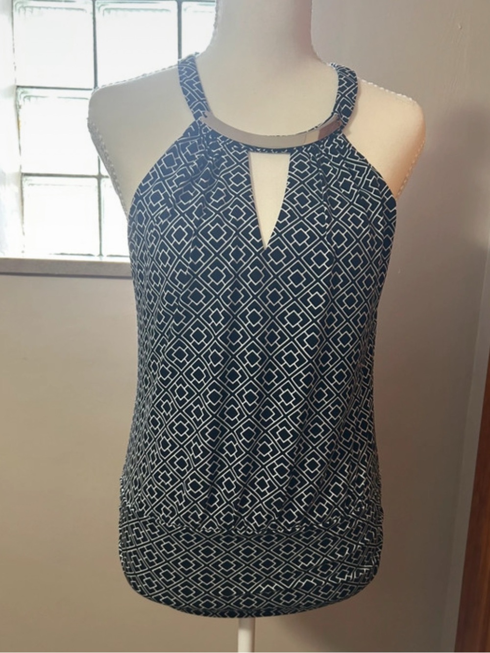 Elegant White House Black Market XS sleeveless blouse silver necklace detail key